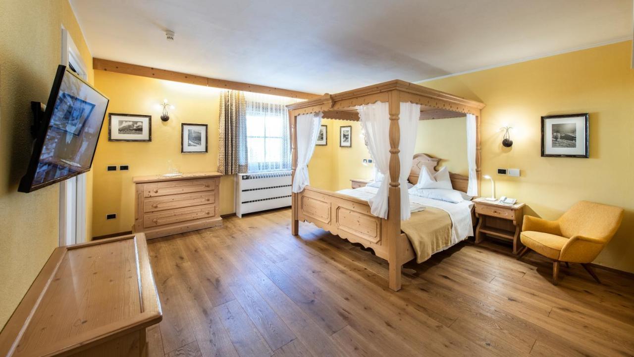Hotel Cavallino Bianco - Weisses Roessl San Candido Kültér fotó