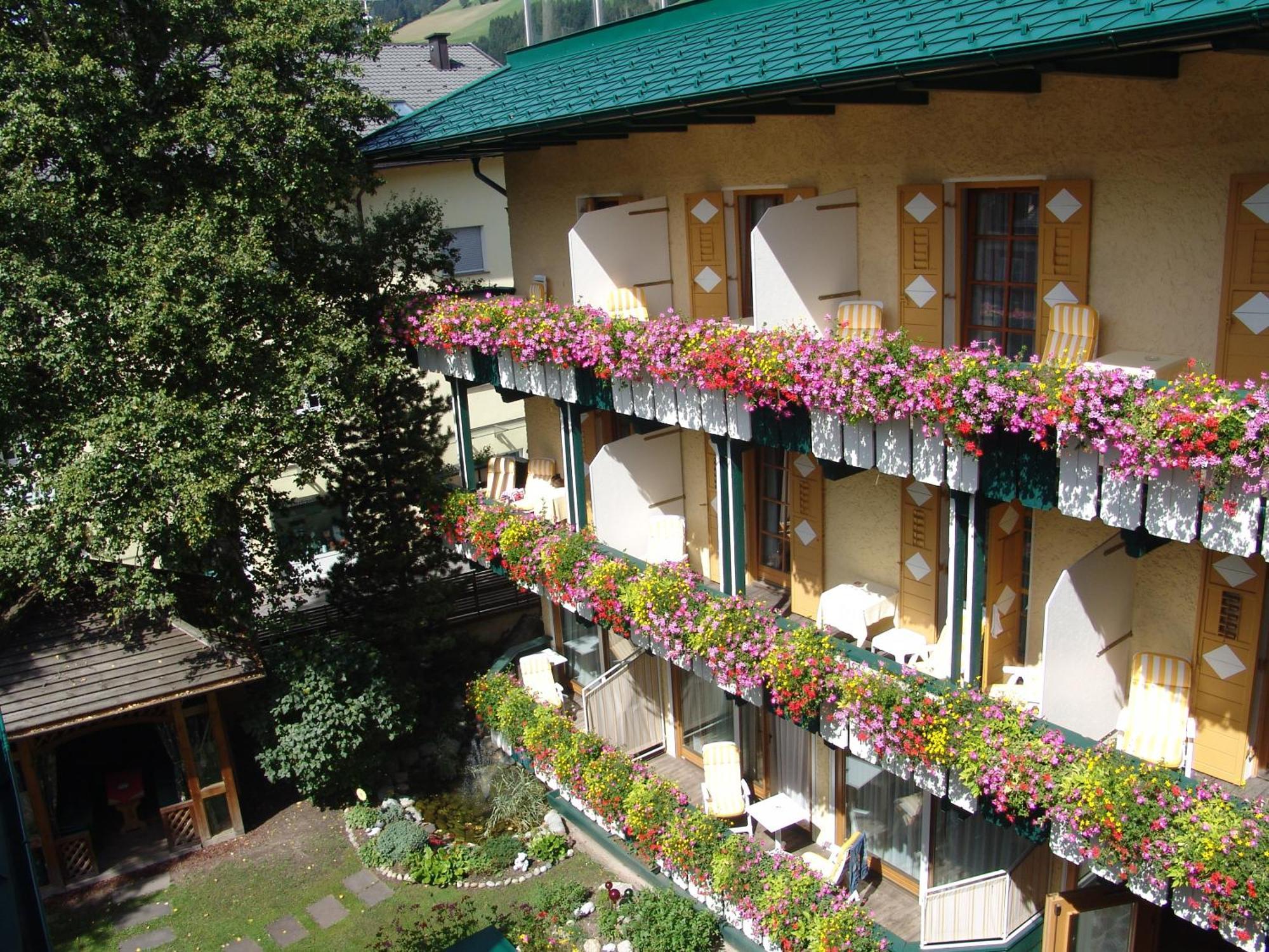 Hotel Cavallino Bianco - Weisses Roessl San Candido Kültér fotó