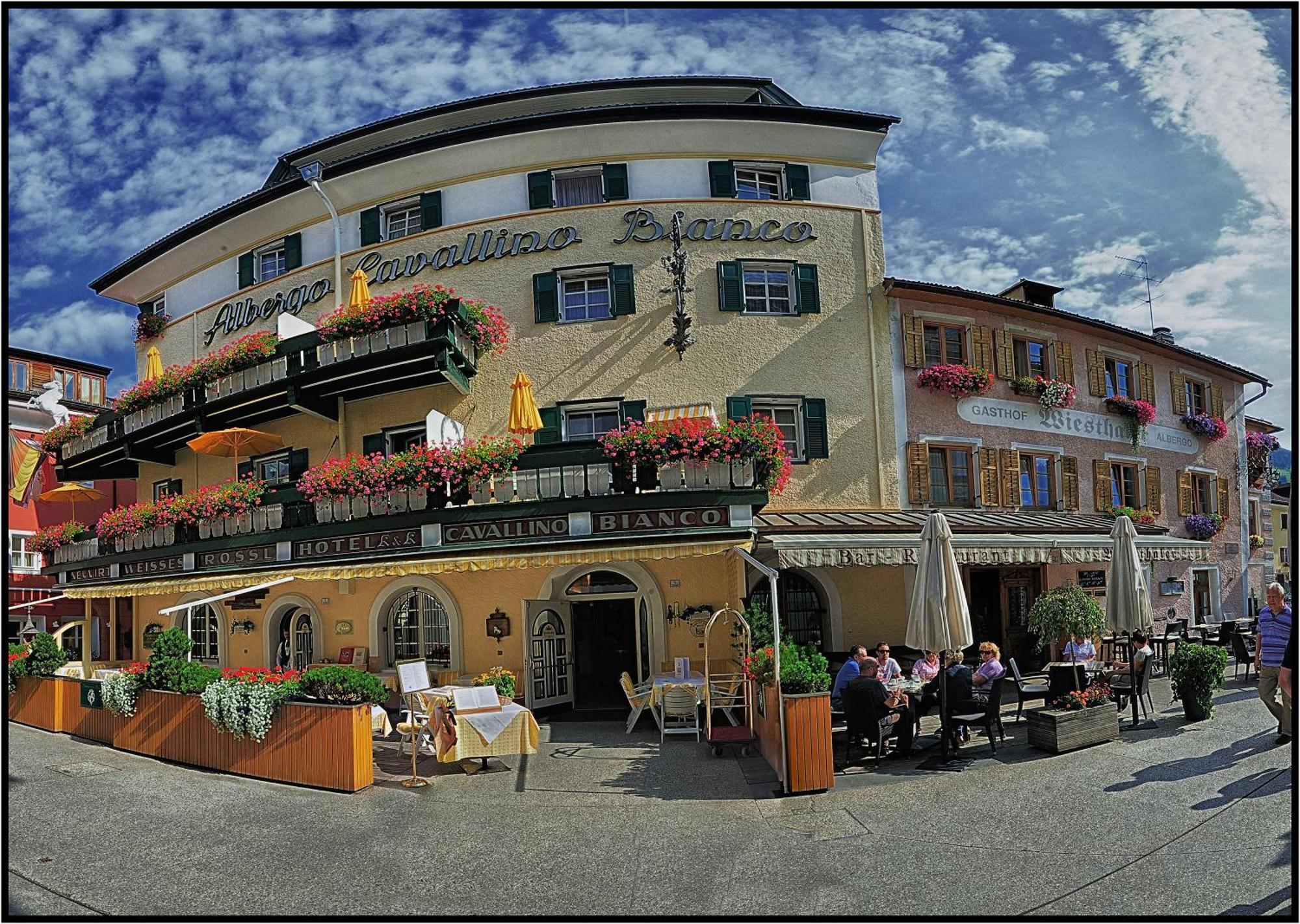 Hotel Cavallino Bianco - Weisses Roessl San Candido Kültér fotó